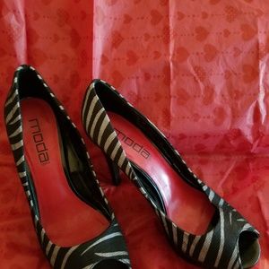 Black/white peep toe platform pumps
